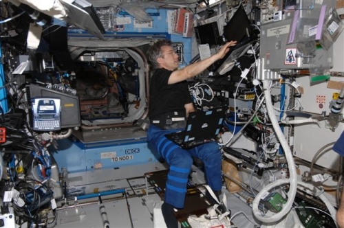 Bob Thirsk and Iris in orbit on the ISS 1